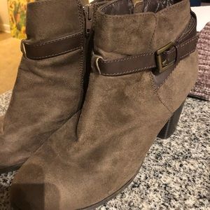Ankle boots with belt